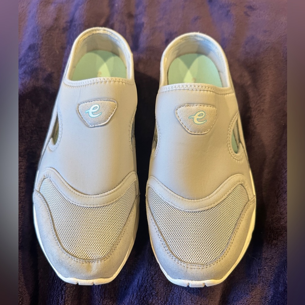 Easy Spirit Sz 8W slip -Lt. Gray